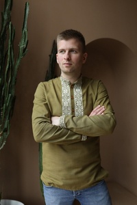 Par de lino ucraniano tradicional Vyshyvankas Camisas Caqui Patrón étnico ucraniano Manga completa Regalo para pareja - Product Image 2