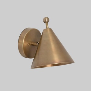 Applique murale en laiton de style moderne du milieu du siècle, forme de cône géométrique, luminaire d'intérieur pour salon - Product Image 1