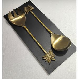 ชุดเสิร์ฟสลัดสแตนเลส 2 ชิ้น พร้อมเคลือบผิวทองเหลืองโบราณ และด้ามจับรูปต้นไม้หล่อจากทองเหลือง - Product Image 1