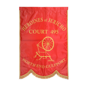 Bandera de la Corte de Jericó para Héroines, Personalizada, Roja, Ecológica, Reutilizable, con Letras Doradas y Flecos - Product Image 1