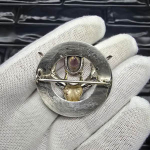 Broche Escocés Premium de Plata con Cabeza de Ciervo y Marco con Patrón de Cardo y Piedra de Cristal Púrpura para Uso Tradicional - Product Image 5