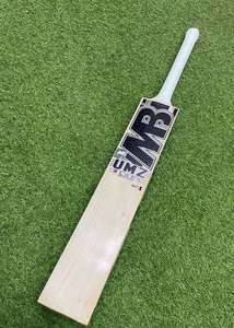 Bat de cricket en bois d'orme anglais mb malik umz black edition avec housse de protection gratuite, couverture anti-bulles, grip supplémentaire et feuille anti-rayures, tout inclus. - Product Image 5