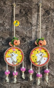 Guirlande suspendue artisanale traditionnelle Pichwai avec médaillon de vache, accents de roses en plastique, pompon de perles, décoration de luxe pour mariage indien et maison - Product Image 4