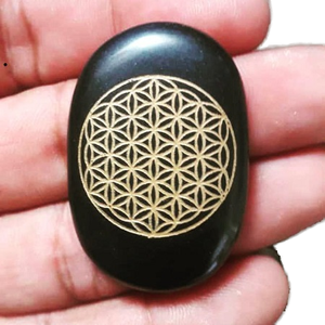 Pierre de paume en agate noire faite à la main, pierre de Reiki pour la guérison et l'équilibrage des chakras, pierre semi-précieuse gravée pour la protection - Product Image 1