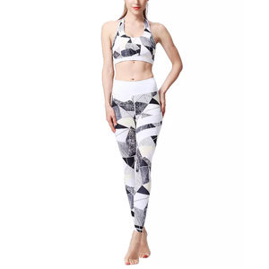 Conjunto de yoga de secado rápido y transpirable para mujer, con estampado a cuadros, cierre elástico en la cintura, hecho en Pakistán. - Product Image 6