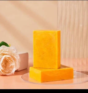 Savon naturel fait main au curcuma et à l'acide kojique pour éclaircir et nettoyer la peau - Product Image 5