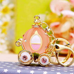 Porte-clés en alliage de zinc en forme de carrosse citrouille 3D avec impression numérique, porte-monnaie miniature, breloque mignonne, cadeau du Nouvel An pour femme - Product Image 5