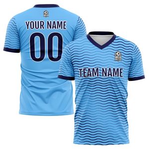 เสื้อฟุตบอลคอวี แขนสั้น พิมพ์ลายแบบซับลิเมชั่น ระบายเหงื่อได้ดี 100% โพลีเอสเตอร์ พร้อมชื่อทีมและหมายเลข สำหรับผู้ใหญ่ ใส่ได้ทั้งชายและหญิง - Product Image 1