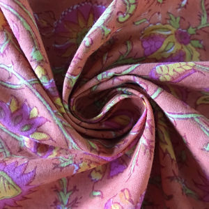 ผ้าฝ้ายพิมพ์ลายด้วยมือ – ลายดอกไม้พื้นบ้านสีสันสดใส |   สีม่วงและสีเหลืองบนพื้นสีน้ำตาลสนิม |   สิ่งทอทำมือจากอินเดีย - Product Image 2