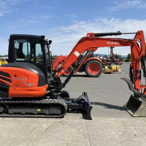 Mini-excavatrice compacte Kubota d'occasion modèle KX040-4 de 2022 – Poids : 9 200 lb, puissance du moteur : 40,4 CV, 1 453 heures de fonctionnement - Product Image 1