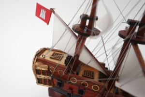 Pequeño modelo de barco de vela a vela alemán de madera pulida hecho a mano de Hamburgo, 20 cm, antiguo, coleccionable, para regalo o decoración de mesa. - Product Image 5