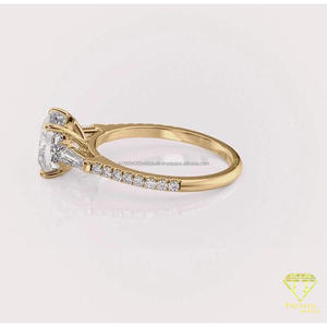 Anillo de Lujo de Plata de Ley 925 con Diamante Moissanita Cuadrado en el Centro y Detalles Laterales Brillantes en Tono Dorado, Joyería para Bodas - Product Image 5