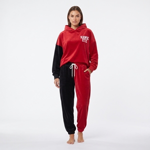 Conjunto Deportivo de Terciopelo para Mujer, en Rojo y Negro, Corte Holgado, Hombros Caídos, Puños Acanalados, Sudadera con Capucha de Manga Larga, Pantalones Deportivos con Cordón, Logotipo Personalizado - Product Image 1