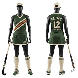Uniforme de hockey sobre césped para mujer de poliéster premium, diseño de paneles con rayas diagonales verdes, logotipo personalizado con transferencia térmica. - Product Image 1