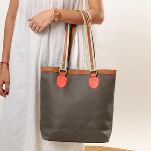 กระเป๋าหนังวัวสีน้ำตาลทำด้วยมือของผู้หญิงกระเป๋าสะพายไหล่หนังแท้เปิดไหล่กันน้ำดีไซน์ลายดอกไม้ใหม่ - Product Image 4