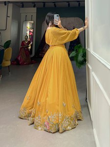 Collection de tenues traditionnelles Georgette Lehenga Choli avec des paillettes et des broderies au fil - Product Image 3