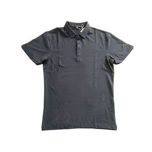 Ropa para el personal. Estas camisetas tipo polo se pueden personalizar con logotipos de la empresa y ofrecen comodidad informal. - Product Image 1