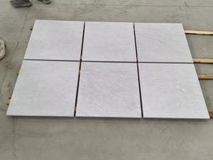 Dalles de pavés en <span class=keywords><strong>pierre</strong></span> de quartzite blanc naturel brossé flammé 600*300 pour revêtement de sol extérieur de piscine - Product Image 2