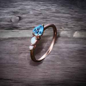 Bague de fiançailles vintage en topaze bleue suisse et opale, alliance Art Déco en moissanite, bague de mariée à trois pierres taille poire - Product Image 4