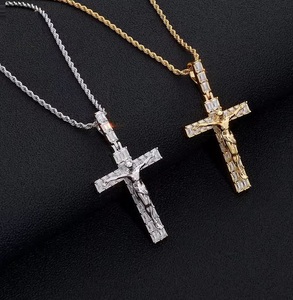 Collar con Colgante de Cruz de Jesús con Circonitas Cúbicas en Corte Baguette, Joyería Religiosa Hip Hop para Hombre - Product Image 5
