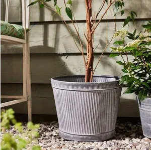 Jardinera ovalada rústica galvanizada con detalles de cuerda, ideal para jardinería en espacios pequeños con estilo en patios, balcones y terrazas. - Product Image 6