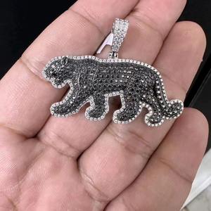 Colgante de Lujo con Forma de Pantera Negra, Moissanita Negra de Corte Brillante, Engaste de Garra, Bañado en Plata, Bisel de Plata 925 - Product Image 1