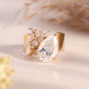 Bague de fiançailles et de mariage tendance pour femme, plaquée or 18 carats, avec moissanite taille poire et motif floral en grappe, sertie à griffes - Product Image 1