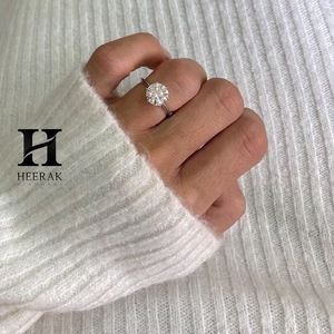 Bague de fiançailles solitaire classique en diamant de laboratoire taille brillant rond, or blanc 14 carats, 4 griffes, pour femme - Product Image 3