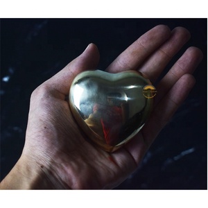 Urna en forma de corazón de latón para adultos y bebés, recuerdo de cremación para cenizas humanas y mascotas, Honra a tu ser querido con ocasión conmemorativa - Product Image 1