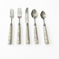 Ensemble de couverts vintage en acier inoxydable avec poignées en nacre, style Napoléon élégant et antique, vaisselle de dîner.