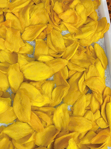 Mangue séchée moelleuse et croustillante, fabriquée à partir de mangues mûres, pour une collation saine et une application en tant que ingrédient culinaire. - Product Image 6