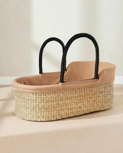 Cesta de cambio hecha a mano de hierba marina y mimbre con asas negras resistentes para el cuidado del bebé, apta para mesas. - Product Image 2