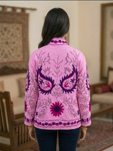 Chaqueta Sujani Rosa de Lujo para Mujer en Tela TNT, Chaqueta Étnica Bordada a Mano con Flores, Fabricante Mayorista de Boutique para Exportación - Product Image 2