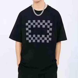 เสื้อยืดสีดำแบบกำหนดเองสำหรับผู้ชาย พิมพ์ลายทั่วตัว ประดับด้วยเพชรเทียม เสื้อยืดแบบยูนิเซ็กซ์ ผ้าหนา สไตล์สตรีทแวร์ ลายกราฟิก - Product Image 1