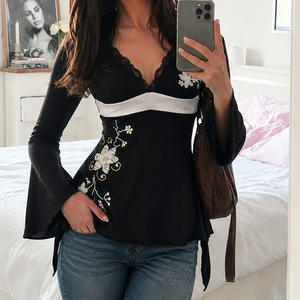 T-shirt femme noir à col en V et manches longues en toile écologique, avec bordure en dentelle et broderie florale, haut peplum vintage décontracté - Product Image 6