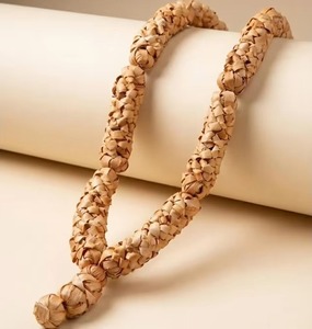 Guirnalda de Mala de Madera Hecha a Mano Tradicional para Pooja, Bodas y Ceremonias Religiosas, Artículo de Decoración Sagrado de Madera Natural Ecológica - Product Image 4