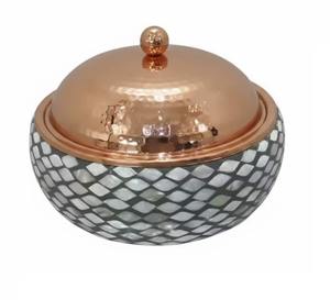 El aspecto minimalista del metal martillado de una olla de metal realza la decoración de la mesa con una estética atemporal y de calidad de restaurante. - Product Image 4