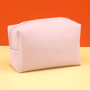 Bolsa de Maquillaje Impermeable de Cuero PU a la Moda con Cierre de Cremallera con Letras de Chenilla para Uso Diario y Almacenamiento de Cosméticos - Product Image 3