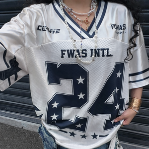 Camiseta Deportiva Moderna Personalizada con Pedrería Rosa Brillante, Camiseta con Cuello en V y Gráficos de Pedrería con Número Personalizado, Camiseta de Fútbol Americano - Product Image 1