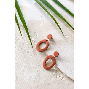 Boucles d'oreilles en résine de qualité supérieure, accessoires élégants en cristal pour les fêtes, les occasions décontractées et les occasions festives, fabriquées à la main pour une durabilité longue durée - Product Image 2