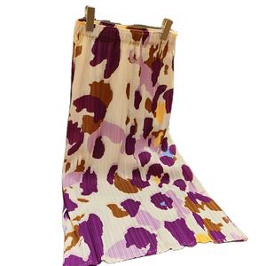 Robe mi-longue anti-âge avec fente plissée des deux côtés Jupe plissée amincissante populaire pour filles. - Product Image 4