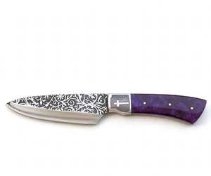 Couteau de cuisine artisanal en acier gravé à l'acide avec emblème croix et manche en perle violette - Product Image 6