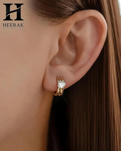 ต่างหูเพชรทรง Huggie แบบสองวง ดีไซน์หรูหรา เพชร Radiant Cut ทอง 14K ต่างหูแบบวงแหวนไขว้สำหรับผู้หญิง - Product Image 6