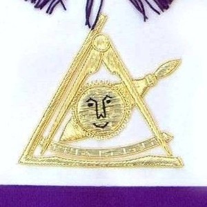 Tablier de Cérémonie Franc-Maçon de l'Excellente Confrérie des Anciens Maîtres, en Grosgrain Violet avec Franges Dorées et Pompons - Product Image 3