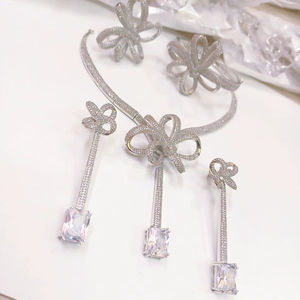 Parure de bijoux classique de mariée en strass imitation cristal avec collier lourd, boucles d'oreilles, bague et accessoires pour les mains - Product Image 1