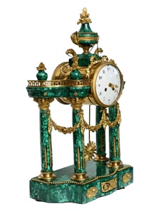 Malachite Statement Horloge de bureau Emerald Hour Home & Office Clock avec des verts raffinés the Emerald Hour Malachite Desk Clock - Product Image 4