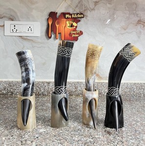 Mug à boire viking artisanal en corne de buffle |   Chope à bière authentique de forme naturelle, cadeau unique pour les garçons d'honneur et les mariages - Product Image 1