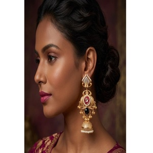 Magnifiques boucles d'oreilles plaquées or de qualité supérieure, aspect pierre, pour tenue traditionnelle, idéales pour les fêtes, mariages et événements. - Product Image 1
