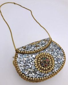 Bolso de Lujo con Incrustaciones de Piedras Florales Kundan, Bolso Bandolera Hecho a Mano para Mujer, Bolso de Moda Exclusivo de Boutique - Product Image 3