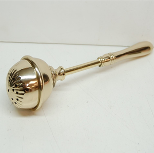 Aspergilo antiguo de plata tallada con mango detallado, disponible a precios de mayorista. - Product Image 4